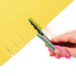 Ciseaux à Cranter - Ensemble De 6 Ciseaux à Cranter Pour Enfants - Ciseaux Pour Enfants - Ciseaux D'artisanat - Ciseaux Zigzag - Convient Pour Scrapbooking, Album Photo, école, Papier, Agenda - Créatif - Noël - Cadeau De Noël -DUNI Magasin 1200x1200 225