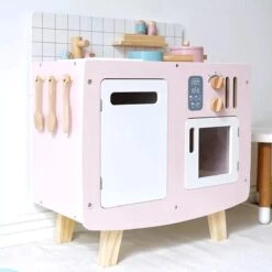 Cuisine Ludique En Bois Modèle Rétro Couleurs Pastel Bois Rose | Garçon | Fille | 1 An | 2 Ans | 3 Ans | 4 Ans | Cadeau | Anniversaire | Saint-Nicolas | Noël | 14 Cuisine Ludique En Bois Modèle Rétro Couleurs Pastel Bois Rose | Garçon | Fille | 1 An | 2 Ans | 3 Ans | 4 Ans | Cadeau | Anniversaire | Saint-Nicolas | Noël | -DUNI Magasin 1200x1200 737