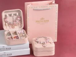 Ensemble De Bracelets DIY 66 Pièces Rose - Avec Boîte De Rangement Pour Bijoux - Perles Et Breloques - Créativité Et Motricité - Cadeau Idéal Pour Les Vacances - Sinterklaas - Noël - Xd Xtreme -DUNI Magasin 1200x900 1