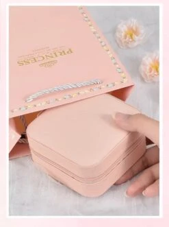 Bijoux- Bracelet à Breloques DIY - Collier - Dans Une Boîte à Bijoux + Sac Cadeau Rose - 66 Pièces - Créatif - Enfants - Artisanat - DIY - Coffret Cadeau - Anniversaire - Noël - Sinterklaas - Cadeau -DUNI Magasin 896x1200 2